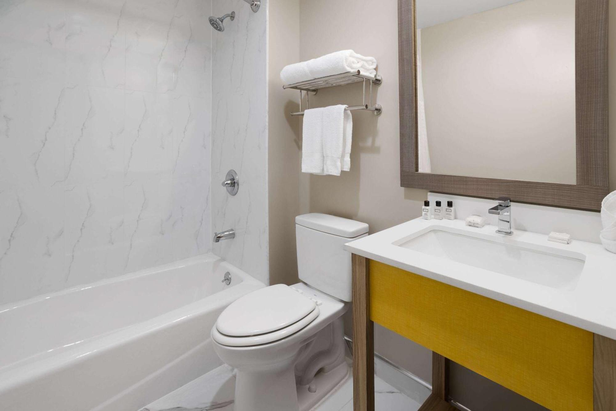 Days Inn By Wyndham Staten Island New York Dış mekan fotoğraf